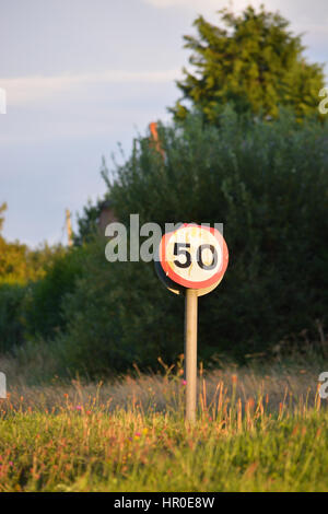 Battu vieux 50mph UK signe de la limite de vitesse dans la lumière du soleil à la campagne. Banque D'Images