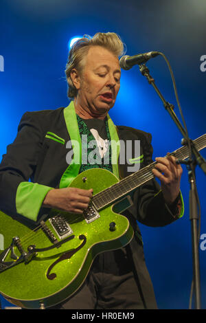 Brian Setzer, anciennement de l'Stray Cats dirige le domaine de la musique rockabilly. On voit ici avec son Shockabilly Riot à Byron Bay Bluesfest, Banque D'Images