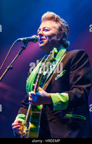 Brian Setzer, anciennement de l'Stray Cats dirige le domaine de la musique rockabilly. On voit ici avec son Shockabilly Riot à Byron Bay Bluesfest, Banque D'Images