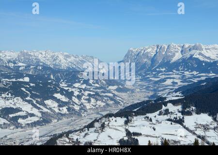 Vallée et les montagnes à proximité de Sankt Johann im Pongau en Autriche Banque D'Images