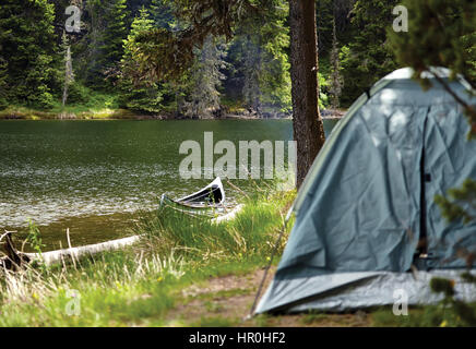 Tente et canoe en haute montagne lac Beglika bulgare Banque D'Images