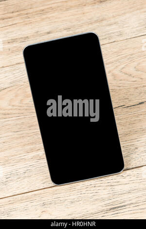 Big Black smartphone sur une vieille table en chêne en bois Banque D'Images