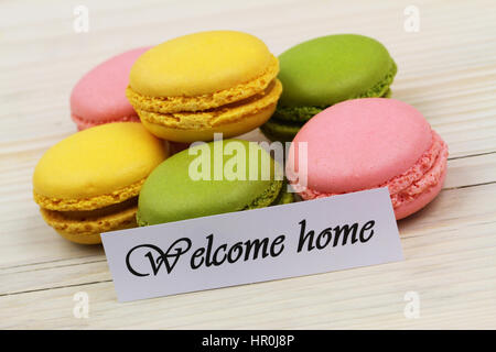 Bienvenue accueil carte avec pile de Biscuits macaron coloré Banque D'Images