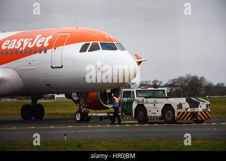Airbus A319-111 avion easyJet à l'aéroport de Londres Southend soit poussé en position pour commencer par un remorqueur tracteur F110 Schopf appelée Anna par Stobart Banque D'Images