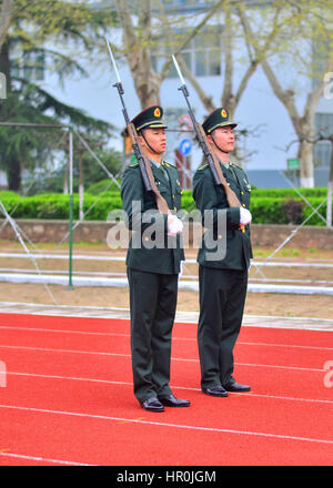 Cadets chinois faisant percer la pratique Banque D'Images