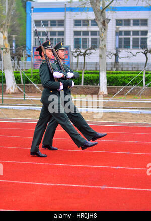 Cadets chinois faisant percer la pratique Banque D'Images