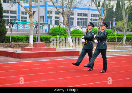 Cadets chinois faisant percer la pratique Banque D'Images