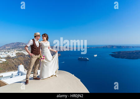 Jeune couple de mariés sur les toits de Santorin, Grèce Banque D'Images