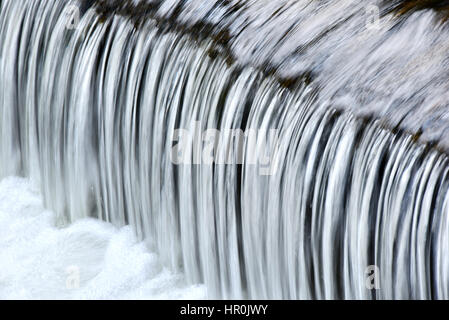 Petite cascade photographié par la technique de longue exposition Banque D'Images
