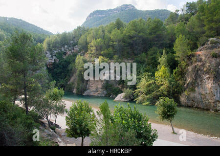 La rivière Mijares en passant par le village de montanejos Banque D'Images