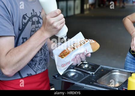 CLUJ NAPOCA, ROUMANIE - Juillet 8, 2016 : cuisinier prépare un hot-dog dans un fast food à la Street Food Festival de Cluj Banque D'Images