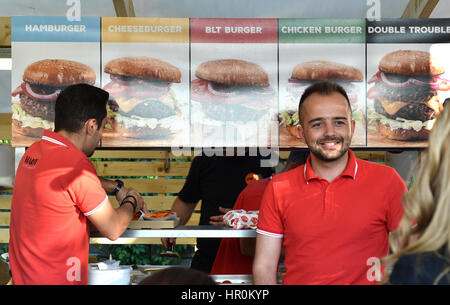 CLUJ NAPOCA, ROUMANIE - Juillet 8, 2016 : cuisinier prépare un hamburger dans un fast food à la Street Food Festival de Cluj Banque D'Images