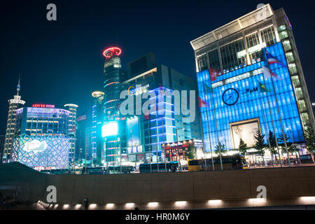 Séoul, République de Corée - 15 août 2014 : vue de la nuit du quartier commerçant de Dongdaemun, le 15 août 2014, Séoul, Corée.