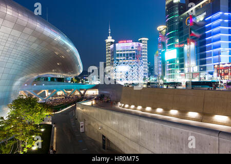 Séoul, République de Corée - 15 août 2014 : vue de la nuit, des gratte-ciel et Dongdaemun Plaza shopping area le 15 août 2014, Séoul, Corée.