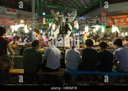 Séoul, République de Corée - 14 août 2014 : les personnes mangeant des aliments sur les étals au marché de rue de Gwangjang traditionnel le 14 août 2014, Séoul, Kore Banque D'Images