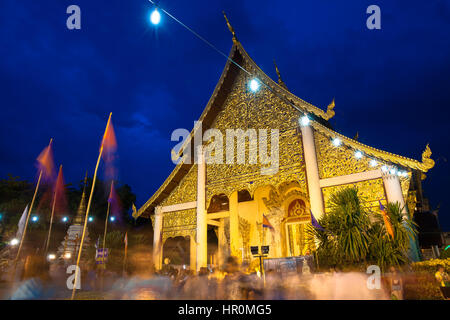 Chiang Mai, Thaïlande - 29 mai 2014 : foule de personnes adorant à Wat Chedi Luang en ville Festival pilier ( Inthakin Festival) Banque D'Images