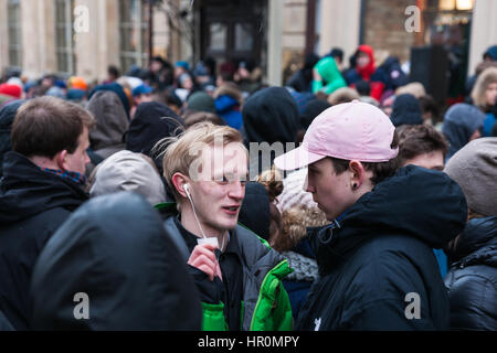 Moscou, Russie. Samedi, 25 février 2017. Dans l'espoir de gagner. Adidas boutique vend la partie limitée de YEEZY BOOST 350 V2 chaussures, conçu par Kanye West, en effectuant le tirage au sort à l'entrée de sa boutique sur la rue plus Kuznetsky dans le centre historique de Moscou. Une foule de jeunes gens se sont réunis en face de la boutique dans l'espoir de gagner d'une paire de chaussures de sport à la mode. Certains d'entre eux voient cette promotion comme une occasion de faire de l'argent facile en revendant la paire de chaussures de ce rare à un prix beaucoup plus élevé. © Alex's Pictures/Alamy Live News Banque D'Images