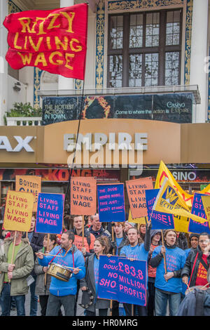 Londres, Royaume-Uni. Feb 25, 2017. Photo chambre personnel protester contre les bas salaires dans leur chaîne Cineworld - qu'ils appellent au boycott à l'extérieur de l'Empire Square, Leicseter aussi récemment acheté par Cineworld. La London Living Wage est quelque chose les membres de l'union de Picturehouse ont fait pression pour depuis 2014. La campagne n'a cessé de croître depuis, maintenant avec quatre sites en grève ! Ils disent "Picturehouse et Cineworld travaillent très fort pour écraser notre campagne et tout ce que nous recevons d'eux dans la voie de la négociation est Silence'.Londres, 25 févr. 2017 Crédit : Guy Bell/Alamy Live News Banque D'Images