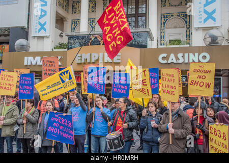 Londres, Royaume-Uni. Feb 25, 2017. Photo chambre personnel protester contre les bas salaires dans leur chaîne Cineworld - qu'ils appellent au boycott à l'extérieur de l'Empire Square, Leicseter aussi récemment acheté par Cineworld. La London Living Wage est quelque chose les membres de l'union de Picturehouse ont fait pression pour depuis 2014. La campagne n'a cessé de croître depuis, maintenant avec quatre sites en grève ! Ils disent "Picturehouse et Cineworld travaillent très fort pour écraser notre campagne et tout ce que nous recevons d'eux dans la voie de la négociation est Silence'.Londres, 25 févr. 2017 Crédit : Guy Bell/Alamy Live News Banque D'Images