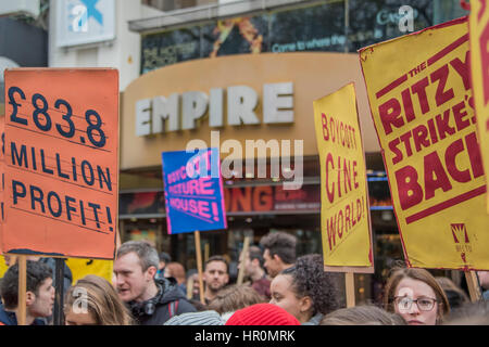 Londres, Royaume-Uni. Feb 25, 2017. Photo chambre personnel protester contre les bas salaires dans leur chaîne Cineworld - qu'ils appellent au boycott à l'extérieur de l'Empire Square, Leicseter aussi récemment acheté par Cineworld. La London Living Wage est quelque chose les membres de l'union de Picturehouse ont fait pression pour depuis 2014. La campagne n'a cessé de croître depuis, maintenant avec quatre sites en grève ! Ils disent "Picturehouse et Cineworld travaillent très fort pour écraser notre campagne et tout ce que nous recevons d'eux dans la voie de la négociation est Silence'.Londres, 25 févr. 2017 Crédit : Guy Bell/Alamy Live News Banque D'Images