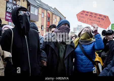 Londres, Royaume-Uni. Feb 25, 2017. Anti-fascistes en protestation à l'extérieur de Londres, Dalston ne la DL50 art gallery appelant à sa fermeture après l'accusant de promouvoir "le discours de haine pas la liberté d'expression" en organisant une exposition d'art d'extrême-droite nationaliste et haut-parleurs. © Guy Josse/Alamy Live News Banque D'Images