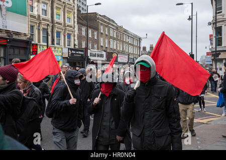 Londres, Royaume-Uni. Feb 25, 2017. Anti-fascistes en protestation à l'extérieur de Londres, Dalston ne la DL50 art gallery appelant à sa fermeture après l'accusant de promouvoir "le discours de haine pas la liberté d'expression" en organisant une exposition d'art d'extrême-droite nationaliste et haut-parleurs. © Guy Josse/Alamy Live News Banque D'Images