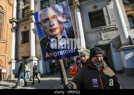 Gdansk, Pologne. Feb 25, 2017. Manifestant holding Jaroslaw Kaczynski portrait est vu le 25 février 2017 à Gdansk, Pologne. La manifestation était organisée par le Comité pour la défense de la démocratie (KOD) pour la défense de l'indépendance de la justice polonaise et contre le projet par le gouvernement populiste de la Loi et de la justice, réforme de l'appareil judiciaire. Credit : Michal Fludra/Alamy Live News Banque D'Images