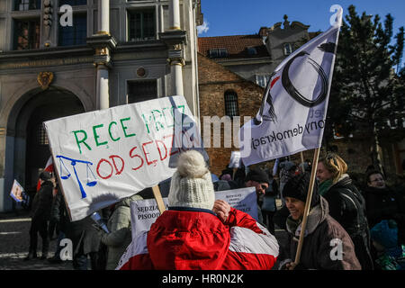 Gdansk, Pologne. Feb 25, 2017. Les manifestants avec des drapeaux de l'Union européenne et la Pologne sont vus le 25 février 2017 à Gdansk, Pologne. La manifestation était organisée par le Comité pour la défense de la démocratie (KOD) pour la défense de l'indépendance de la justice polonaise et contre le projet par le gouvernement populiste de la Loi et de la justice, réforme de l'appareil judiciaire. Credit : Michal Fludra/Alamy Live News Banque D'Images