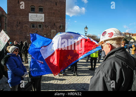 Gdansk, Pologne. Feb 25, 2017. Les manifestants avec des drapeaux de l'Union européenne et la Pologne sont vus le 25 février 2017 à Gdansk, Pologne. La manifestation était organisée par le Comité pour la défense de la démocratie (KOD) pour la défense de l'indépendance de la justice polonaise et contre le projet par le gouvernement populiste de la Loi et de la justice, réforme de l'appareil judiciaire. Credit : Michal Fludra/Alamy Live News Banque D'Images