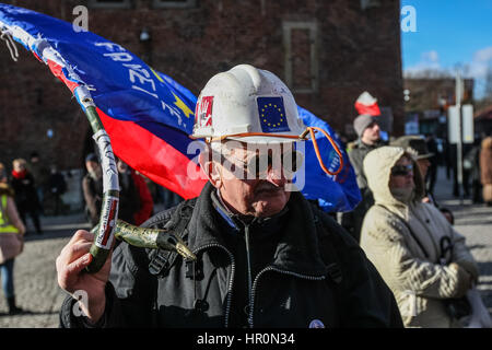 Gdansk, Pologne. Feb 25, 2017. Les manifestants avec des drapeaux de l'Union européenne et la Pologne sont vus le 25 février 2017 à Gdansk, Pologne. La manifestation était organisée par le Comité pour la défense de la démocratie (KOD) pour la défense de l'indépendance de la justice polonaise et contre le projet par le gouvernement populiste de la Loi et de la justice, réforme de l'appareil judiciaire. Credit : Michal Fludra/Alamy Live News Banque D'Images