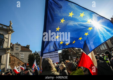 Gdansk, Pologne. Feb 25, 2017. Les manifestants avec des drapeaux de l'Union européenne et la Pologne sont vus le 25 février 2017 à Gdansk, Pologne. La manifestation était organisée par le Comité pour la défense de la démocratie (KOD) pour la défense de l'indépendance de la justice polonaise et contre le projet par le gouvernement populiste de la Loi et de la justice, réforme de l'appareil judiciaire. Credit : Michal Fludra/Alamy Live News Banque D'Images