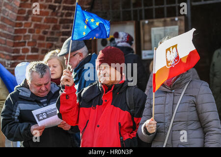 Gdansk, Pologne. Feb 25, 2017. Les manifestants avec des drapeaux de l'Union européenne et la Pologne sont vus le 25 février 2017 à Gdansk, Pologne. La manifestation était organisée par le Comité pour la défense de la démocratie (KOD) pour la défense de l'indépendance de la justice polonaise et contre le projet par le gouvernement populiste de la Loi et de la justice, réforme de l'appareil judiciaire. Credit : Michal Fludra/Alamy Live News Banque D'Images