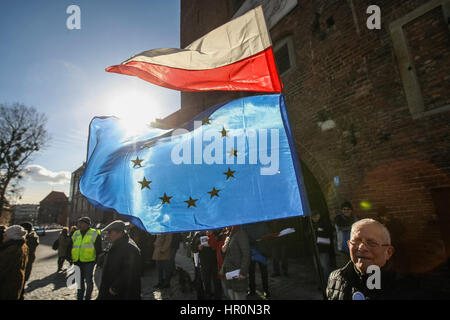 Gdansk, Pologne. Feb 25, 2017. Les manifestants avec des drapeaux de l'Union européenne et la Pologne sont vus le 25 février 2017 à Gdansk, Pologne. La manifestation était organisée par le Comité pour la défense de la démocratie (KOD) pour la défense de l'indépendance de la justice polonaise et contre le projet par le gouvernement populiste de la Loi et de la justice, réforme de l'appareil judiciaire. Credit : Michal Fludra/Alamy Live News Banque D'Images