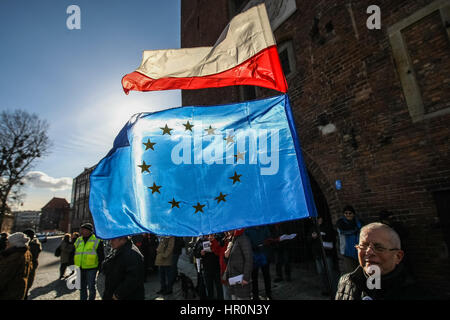 Gdansk, Pologne. Feb 25, 2017. Les manifestants avec des drapeaux de l'Union européenne et la Pologne sont vus le 25 février 2017 à Gdansk, Pologne. La manifestation était organisée par le Comité pour la défense de la démocratie (KOD) pour la défense de l'indépendance de la justice polonaise et contre le projet par le gouvernement populiste de la Loi et de la justice, réforme de l'appareil judiciaire. Credit : Michal Fludra/Alamy Live News Banque D'Images