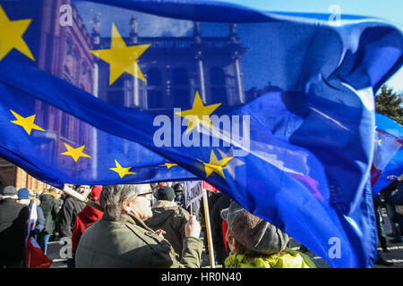 Gdansk, Pologne. Feb 25, 2017. Les manifestants avec des drapeaux de l'Union européenne et la Pologne sont vus le 25 février 2017 à Gdansk, Pologne. La manifestation était organisée par le Comité pour la défense de la démocratie (KOD) pour la défense de l'indépendance de la justice polonaise et contre le projet par le gouvernement populiste de la Loi et de la justice, réforme de l'appareil judiciaire. Credit : Michal Fludra/Alamy Live News Banque D'Images