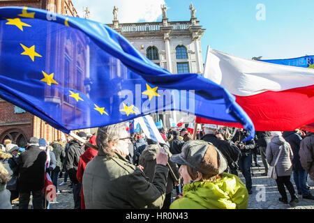 Gdansk, Pologne. Feb 25, 2017. Les manifestants avec des drapeaux de l'Union européenne et la Pologne sont vus le 25 février 2017 à Gdansk, Pologne. La manifestation était organisée par le Comité pour la défense de la démocratie (KOD) pour la défense de l'indépendance de la justice polonaise et contre le projet par le gouvernement populiste de la Loi et de la justice, réforme de l'appareil judiciaire. Credit : Michal Fludra/Alamy Live News Banque D'Images