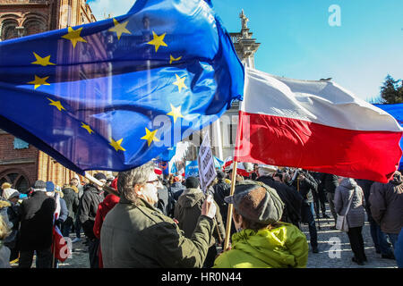 Gdansk, Pologne. Feb 25, 2017. Les manifestants avec des drapeaux de l'Union européenne et la Pologne sont vus le 25 février 2017 à Gdansk, Pologne. La manifestation était organisée par le Comité pour la défense de la démocratie (KOD) pour la défense de l'indépendance de la justice polonaise et contre le projet par le gouvernement populiste de la Loi et de la justice, réforme de l'appareil judiciaire. Credit : Michal Fludra/Alamy Live News Banque D'Images