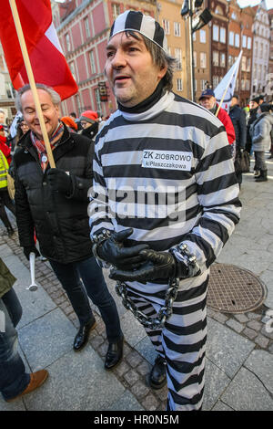 Gdansk, Pologne. Feb 25, 2017. Manifestant vêtu comme un prisonnier est vu le 25 février 2017 à Gdansk, Pologne. La manifestation était organisée par le Comité pour la défense de la démocratie (KOD) pour la défense de l'indépendance de la justice polonaise et contre le projet par le gouvernement populiste de la Loi et de la justice, réforme de l'appareil judiciaire. Credit : Michal Fludra/Alamy Live News Banque D'Images