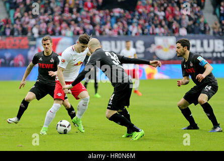 Leipzig, Allemagne. Feb 25, 2017. Marcel Sabitzer de Leipzig et Simon Koeln Zoller (L-R), Konstantin Rausch et Jonas Hector rivalisent pour le ballon pendant le match de football Bundesliga allemande entre Leipzig et 1. FC Koeln dans la Red Bull Arena, à Leipzig, Allemagne, 25 février 2017. (CONDITIONS D'EMBARGO - ATTENTION - En raison de la lignes directrices d'accréditation, le LDF n'autorise la publication et l'utilisation de jusqu'à 15 photos par correspondance sur internet et dans les médias en ligne pendant le match) Photo : Jan Woitas/dpa-Zentralbild/dpa/Alamy Live News Banque D'Images