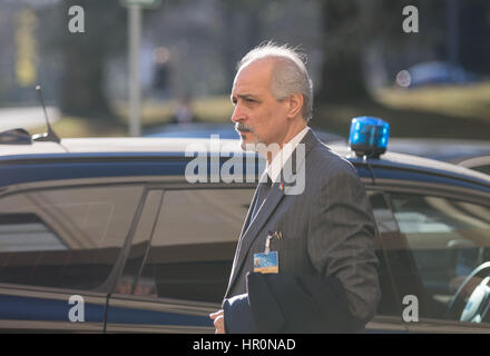 (170225) -- GENÈVE, 25 février 2017 (Xinhua) -- l'Ambassadeur syrien à l'Organisation des Nations Unies et chef de la délégation du gouvernement Bachar al-Jaafari arrive pour une réunion d'Intra-Syria les pourparlers de paix avec l'Envoyé spécial des Nations Unies pour la Syrie Staffan de Mistura au Palais des Nations à Genève, Suisse, le 25 février 2017. L'ONU-mediated dernière série de pourparlers de paix intra-syrien est allé dans le troisième jour à Genève le samedi comme envoyé spécial des Nations Unies pour la Syrie Staffan de Mistura a tenu une réunion avec la délégation du gouvernement syrien. (Xinhua/Xu Jinquan) (WTC) Banque D'Images