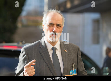 (170225) -- GENÈVE, 25 février 2017 (Xinhua) -- l'Ambassadeur syrien à l'Organisation des Nations Unies et chef de la délégation du gouvernement Bachar al-Jaafari médias adresses en arrivant à une réunion d'Intra-Syria les pourparlers de paix avec l'Envoyé spécial des Nations Unies pour la Syrie Staffan de Mistura au Palais des Nations à Genève, Suisse, le 25 février 2017. L'ONU-mediated dernière série de pourparlers de paix intra-syrien est allé dans le troisième jour à Genève le samedi comme envoyé spécial des Nations Unies pour la Syrie Staffan de Mistura a tenu une réunion avec la délégation du gouvernement syrien. (Xinhua/Xu Jinquan) (WTC) Banque D'Images