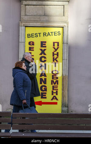 Gdansk, Pologne. Feb 25, 2017. Le bureau de change est considérée le 25 février 2017 dans la vieille ville de Gdansk, Pologne. La police polonaise met en garde les touristes étrangers, contre la fraude faite par les bureaux de change, et des individus l'échange de monnaie sur la rue en Pologne. Pendant la saison touristique, il y a beaucoup de fraudes, en particulier dans les destinations touristiques populaires comme Gdansk, Cracovie et Varsovie Crédit : Michal Fludra/Alamy Live News Banque D'Images