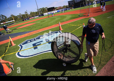 Port Charlotte, en Floride, aux États-Unis. Feb 25, 2017. Vous VRAGOVIC | fois.gardien chef Dan Moeller supprime le ventilateur qui avait été sèche l'entraînement de printemps FL logo sur le terrain avant le match entre les Rays de Tampa Bay et les Pirates de Pittsburgh à Charlotte Sports Park à Port Charlotte, en Floride, le samedi, 25 février 2017. Credit : Vragovic/Tampa Bay Times/ZUMA/Alamy Fil Live News Banque D'Images