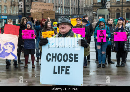 Glasgow, Ecosse, Royaume-Uni. Feb 25, 2017. "40 jours pour la vie', un pro-vie chrétienne et de la lutte contre l'avortement a tenu une réunion de prière à George Square, Glasgow, en préparation pour 40 jours de prière, à compter du mercredi des Cendres (1 mars) et se terminant le dimanche des Rameaux (9 avril), en espérant avoir l'exécutif écossais d'abroger la Loi sur l'avortement 1967. La réunion de prière a dû faire face à la démonstration de la promotion des militants contre les droits des femmes et promouvoir le "droit de choisir" Crédit : Findlay/Alamy Live News Banque D'Images