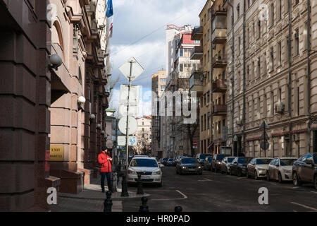 Moscou, Russie. Samedi, 25 février 2017. Staropimenovsky lane de Moscou. Bâtiments de style architectural de l'ère de Staline. Journée ensoleillée à Moscou, mais encore froid à température -1C (30F). Inondé de soleil rénové et restauré des rues et places de la grande ville. Mélange d'anciens et de nouveaux styles de l'architecture et les styles de vie. Banque D'Images