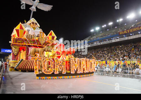 Sao Paulo, Brésil. Feb 25, 2017. Les membres de l'école de samba Tom Maior participer au défilé des Écoles de Samba du groupe spécial à l'Anhembi Sambadrome, à Sao Paulo, Brésil Crédit : Paulo Lopes/ZUMA/Alamy Fil Live News Banque D'Images