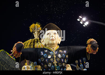 Sao Paulo, Brésil. Feb 25, 2017. Les membres de l'école de samba Tom Maior participer au défilé des Écoles de Samba du groupe spécial à l'Anhembi Sambadrome, à Sao Paulo, Brésil Crédit : Paulo Lopes/ZUMA/Alamy Fil Live News Banque D'Images