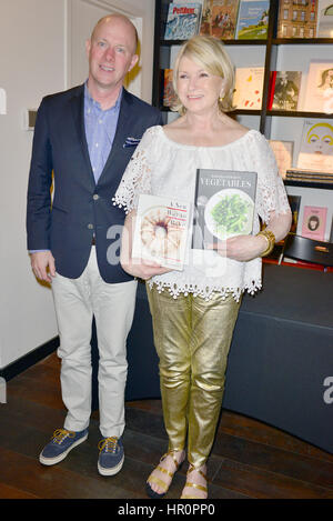 Miami Beach, FL, USA. Feb 24, 2017. Martha Stewart dans une conversation & Livre Signature avec Sam Sifton (L), de l'alimentation rédacteur en chef du New York Times à propos de son dernier livre, 'Légumes' à Books & Books - boutiques de Bal Harbour le 24 février 2017 à Miami Beach, Floride. Credit : Mpi10/media/Alamy Punch Live News Banque D'Images