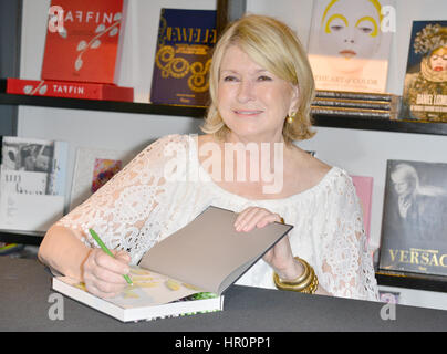 Miami Beach, FL, USA. Feb 24, 2017. Martha Stewart dans une conversation & Livre Signature avec Sam Sifton, éditeur de l'alimentation du New York Times à propos de son dernier livre, 'Légumes' à Books & Books - boutiques de Bal Harbour le 24 février 2017 à Miami Beach, Floride. Credit : Mpi10/media/Alamy Punch Live News Banque D'Images