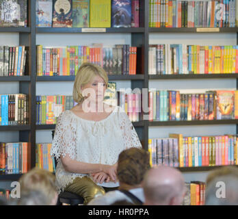 Miami Beach, FL, USA. Feb 24, 2017. Martha Stewart dans une conversation & Livre Signature avec Sam Sifton, éditeur de l'alimentation du New York Times à propos de son dernier livre, 'Légumes' à Books & Books - boutiques de Bal Harbour le 24 février 2017 à Miami Beach, Floride. Credit : Mpi10/media/Alamy Punch Live News Banque D'Images